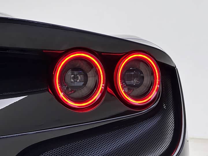 Фото 10 - Ferrari F8