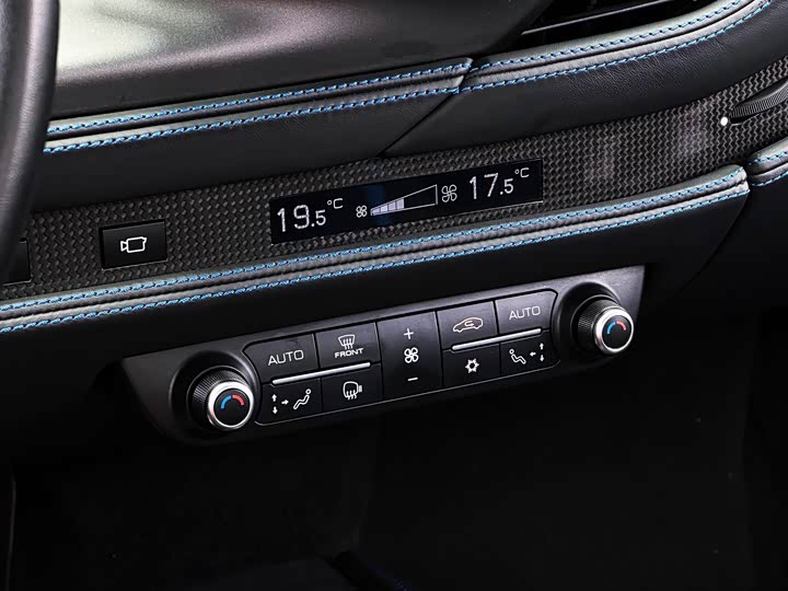 Фото 23 - Ferrari F8