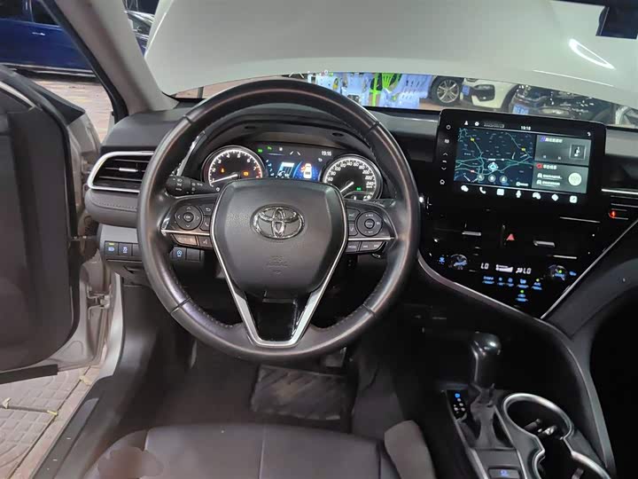 Фото 10 - Toyota Camry