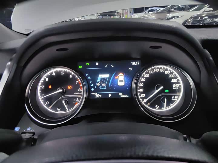 Фото 11 - Toyota Camry