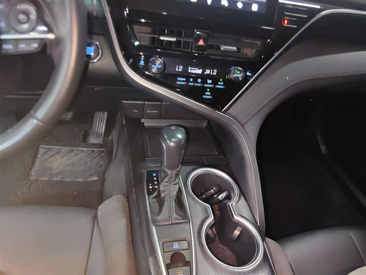 Фото 13 - Toyota Camry