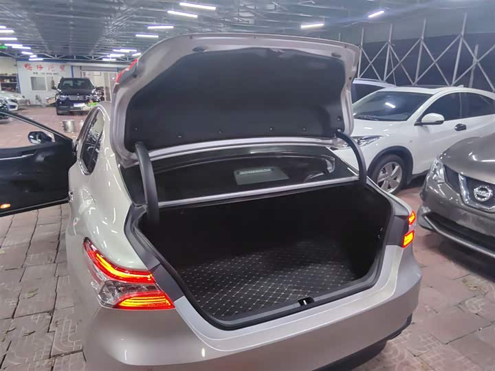 Фото 18 - Toyota Camry