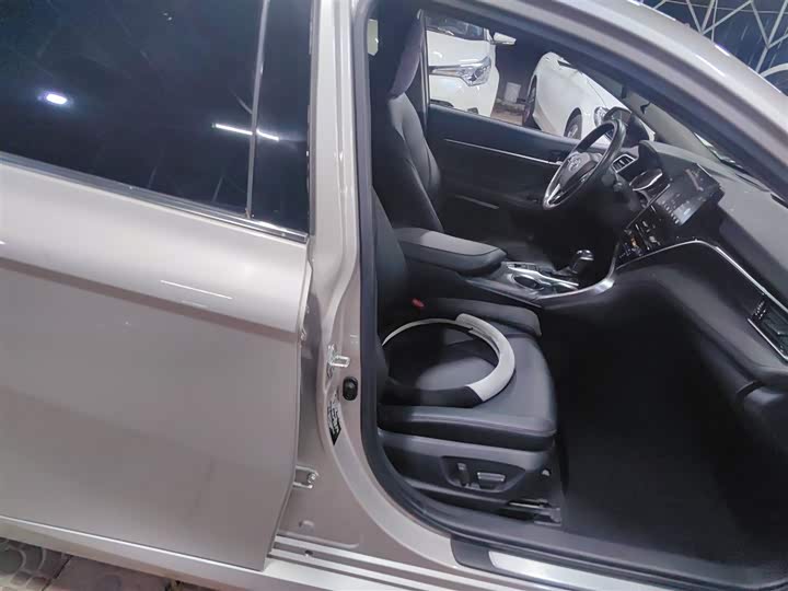 Фото 24 - Toyota Camry