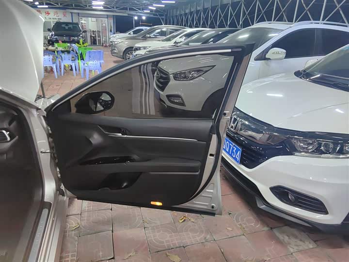 Фото 25 - Toyota Camry