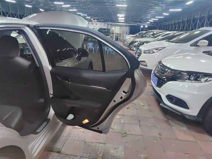 Фото 26 - Toyota Camry