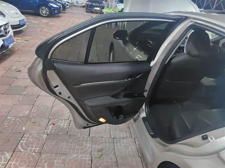 Фото 28 - Toyota Camry