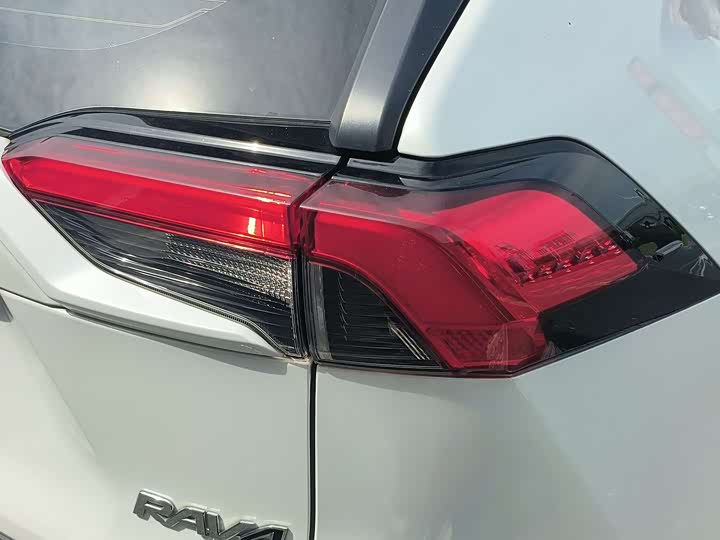 Фото 13 - Toyota RAV4