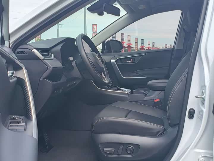 Фото 5 - Toyota RAV4