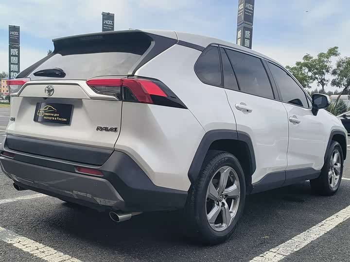 Фото 6 - Toyota RAV4