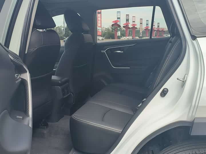 Фото 7 - Toyota RAV4