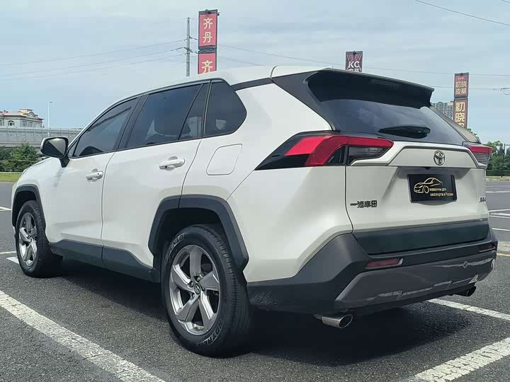 Фото 8 - Toyota RAV4