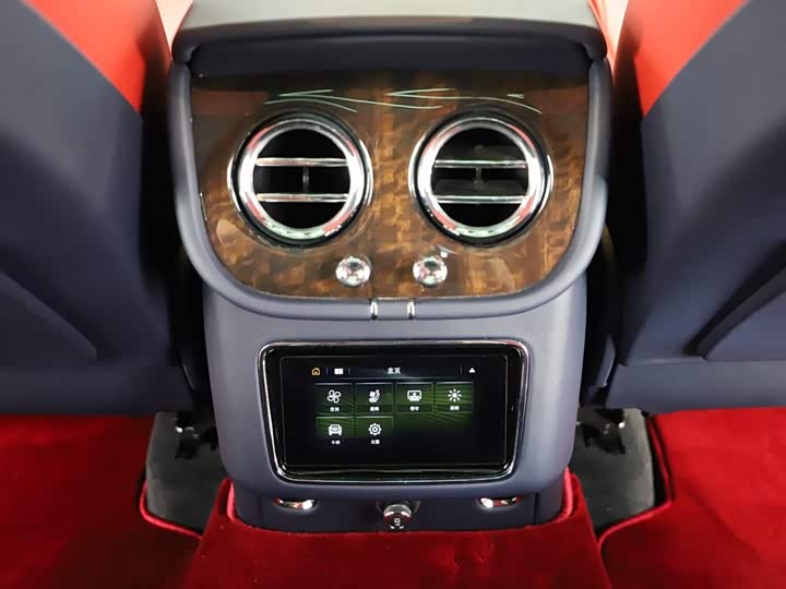 Фото 12 - Bentley Bentayga