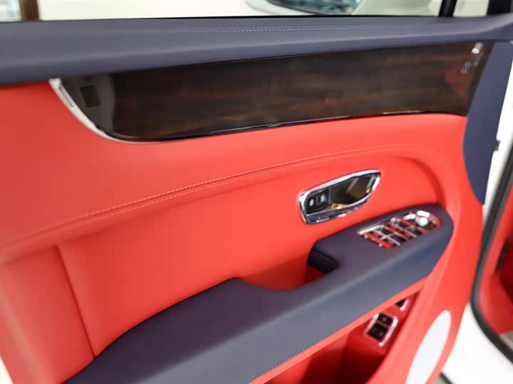 Фото 17 - Bentley Bentayga