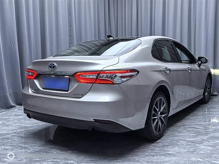 Фото 10 - Toyota Camry