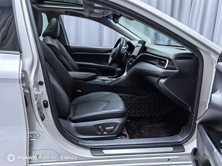 Фото 2 - Toyota Camry