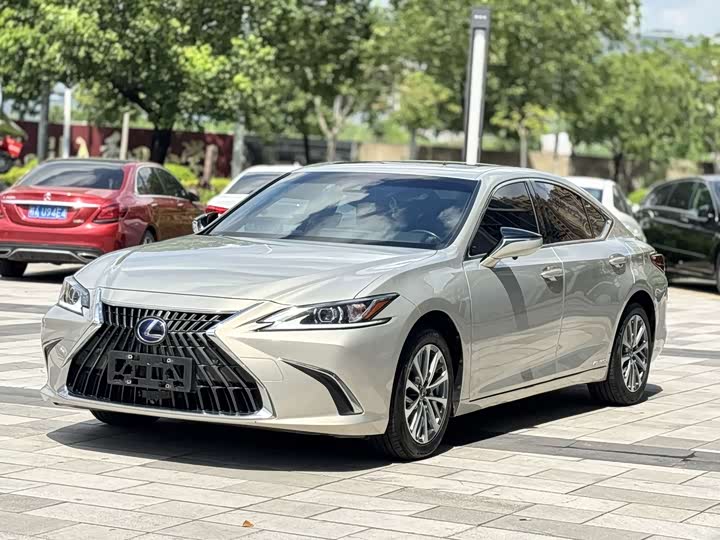 Фото 1 - Lexus ES