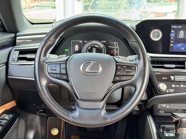 Фото 10 - Lexus ES