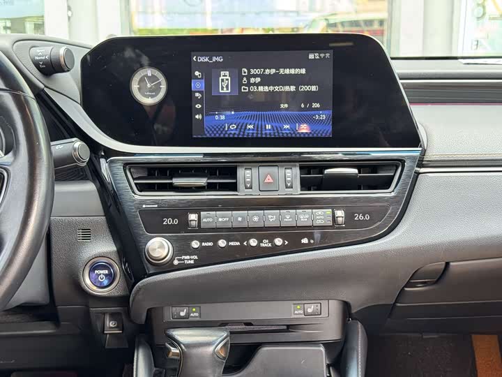 Фото 11 - Lexus ES