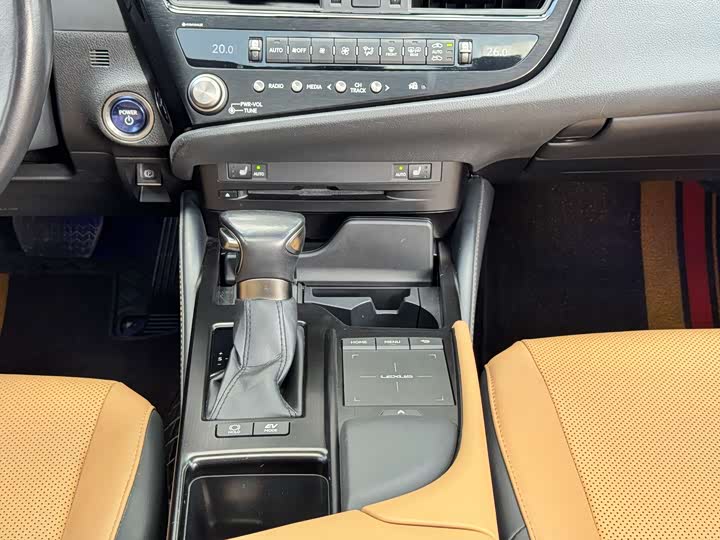 Фото 12 - Lexus ES