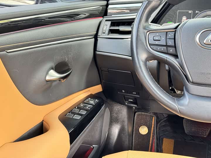 Фото 13 - Lexus ES