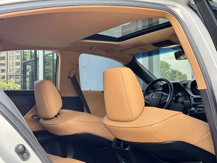 Фото 16 - Lexus ES