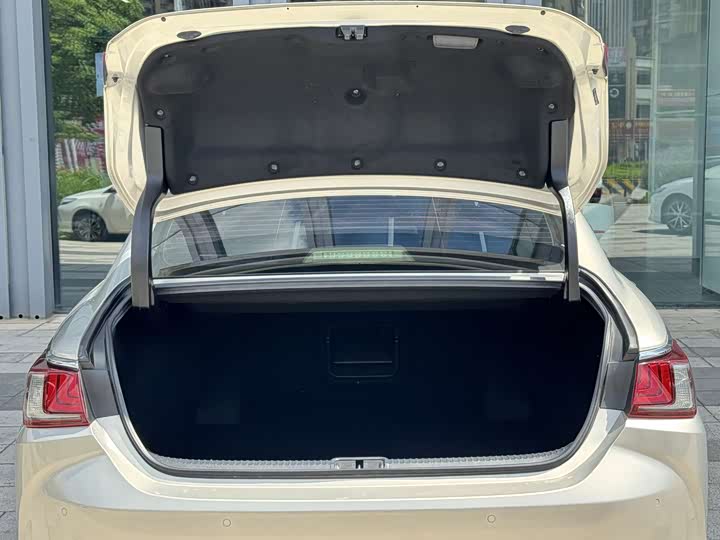 Фото 17 - Lexus ES