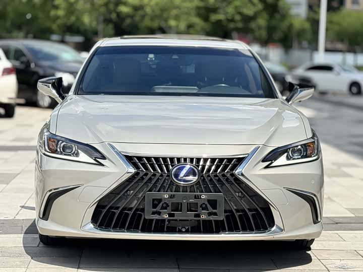Фото 2 - Lexus ES