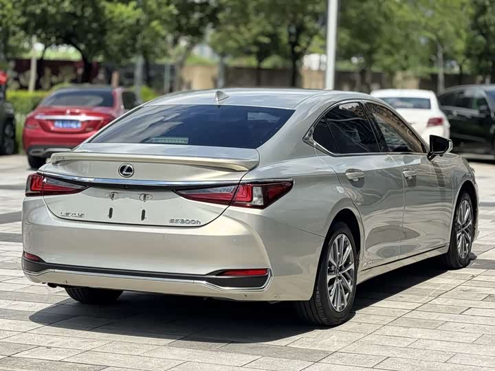 Фото 3 - Lexus ES