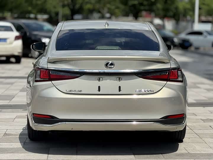 Фото 4 - Lexus ES