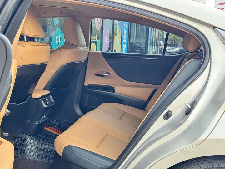 Фото 6 - Lexus ES