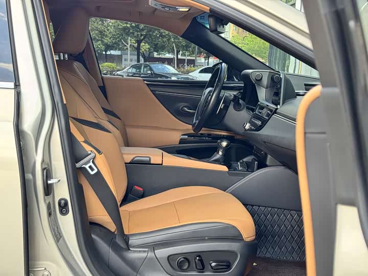 Фото 8 - Lexus ES