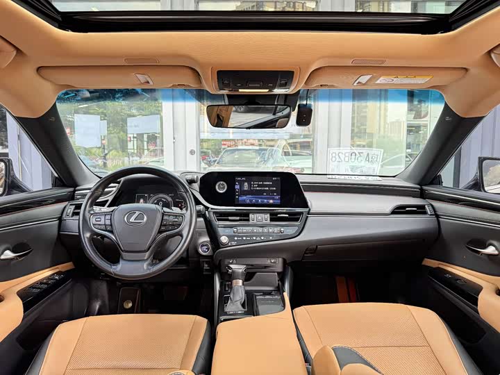 Фото 9 - Lexus ES