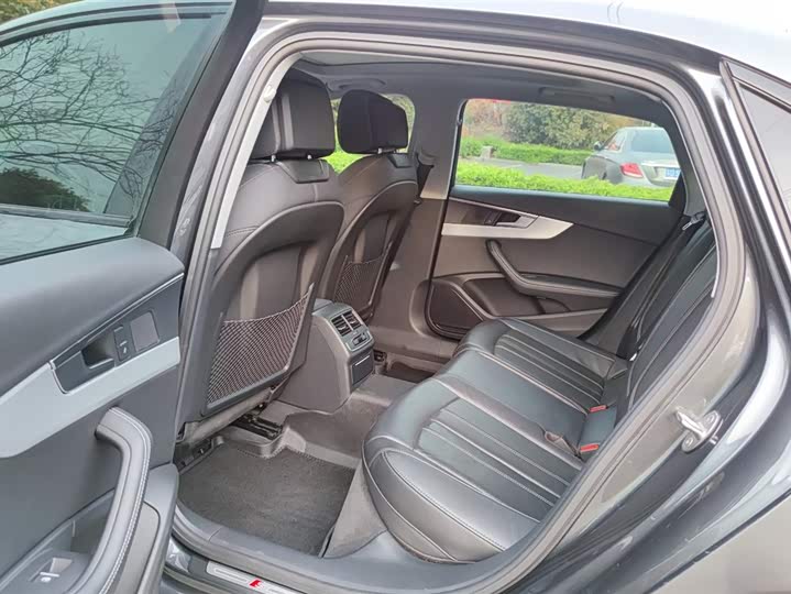 Фото 5 - Audi A4L