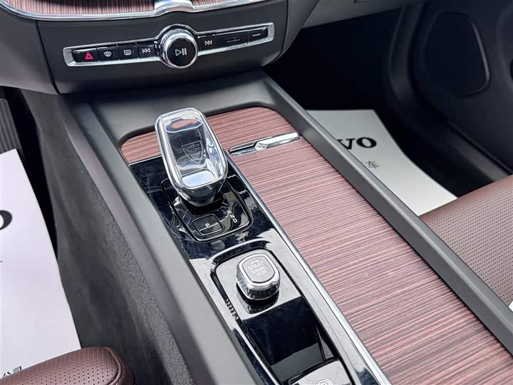 Фото 10 - Volvo XC60 Hybrid