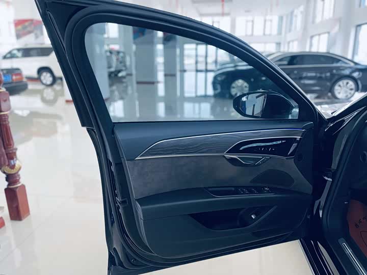 Фото 15 - Audi A8