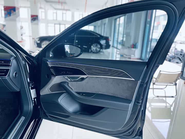 Фото 18 - Audi A8