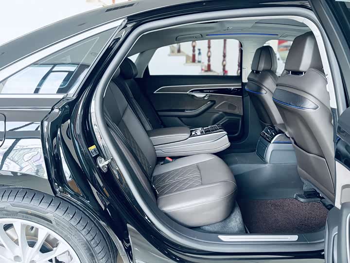 Фото 19 - Audi A8