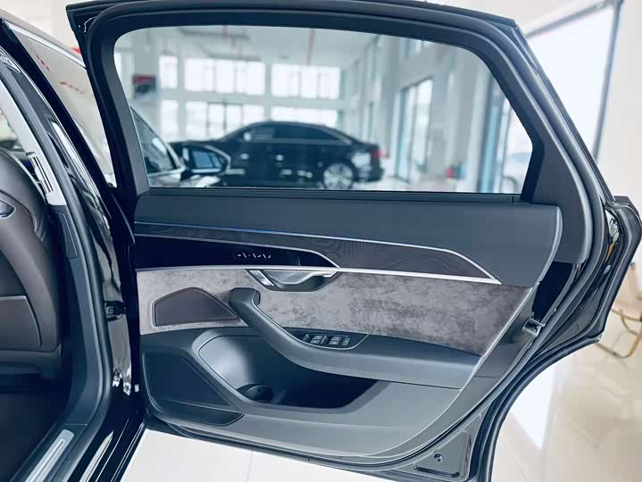 Фото 20 - Audi A8