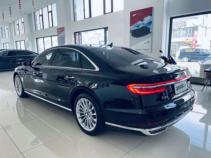 Фото 4 - Audi A8