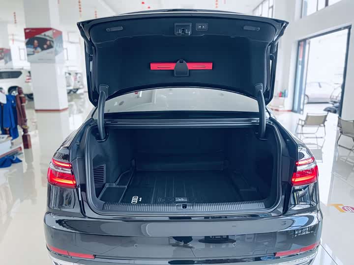 Фото 7 - Audi A8