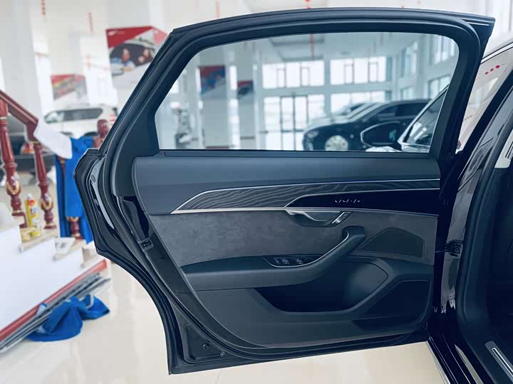 Фото 9 - Audi A8