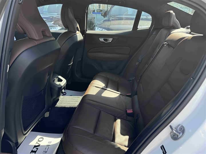 Фото 12 - Volvo S60