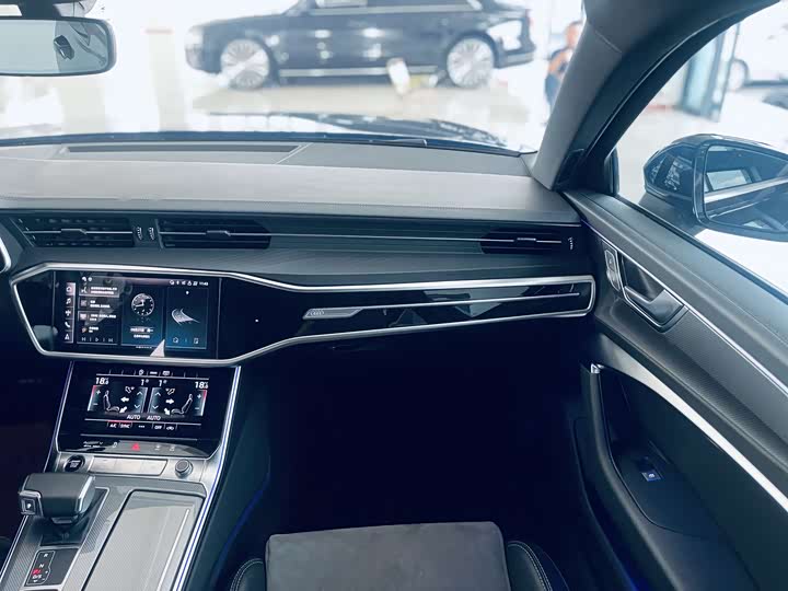 Фото 10 - Audi A6L