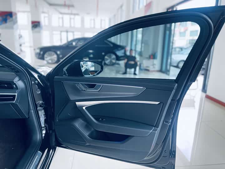 Фото 16 - Audi A6L