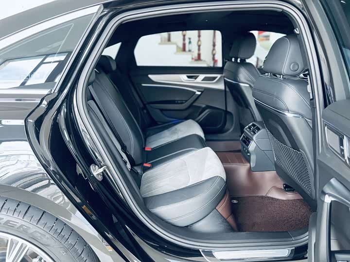 Фото 17 - Audi A6L