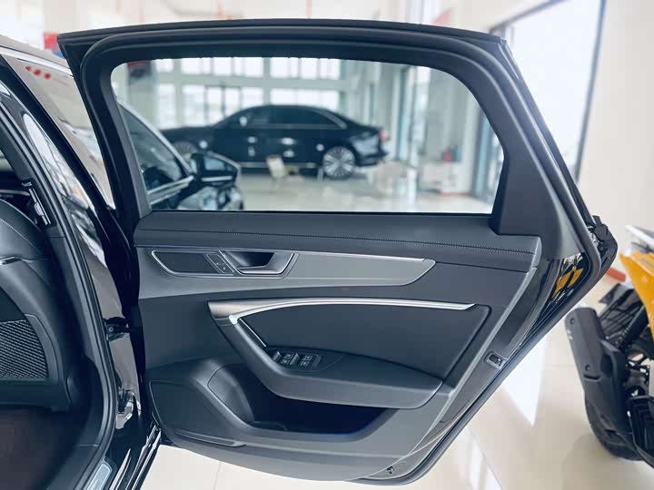 Фото 18 - Audi A6L