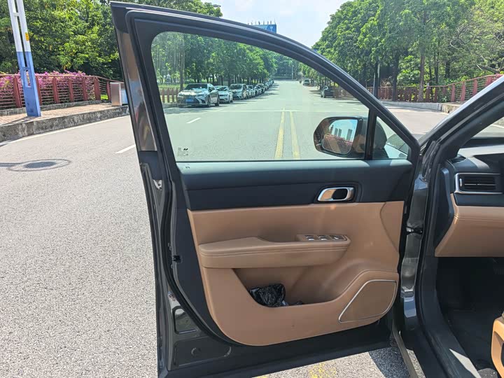 Фото 4 - LiXiang One