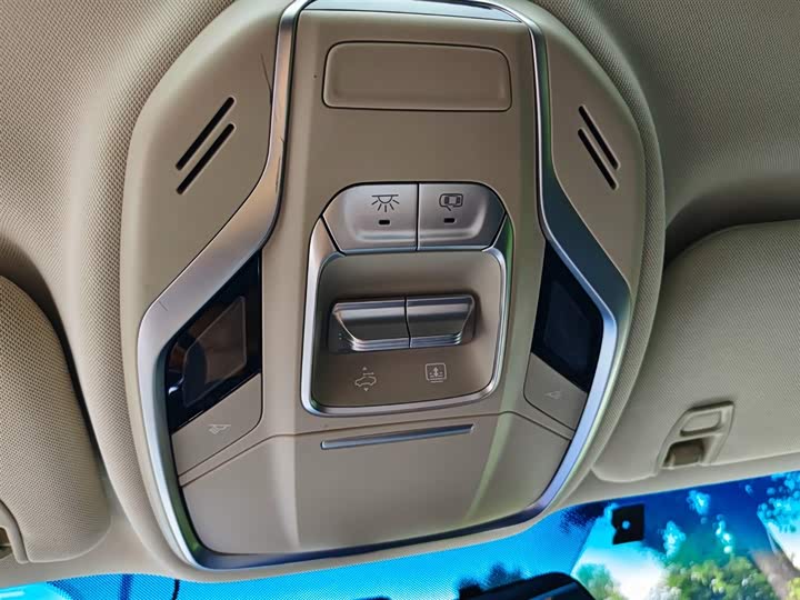 Фото 11 - Geely Atlas