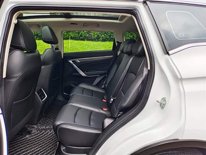 Фото 14 - Geely Atlas