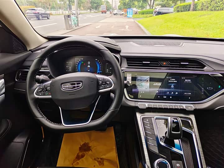 Фото 15 - Geely Atlas